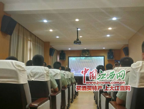 消防官兵一同觀看抗戰(zhàn)閱兵式